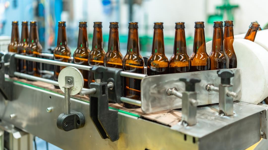 7 Vantagens da Rotuladora Adesiva Industrial Para Aumentar Sua Produtividade